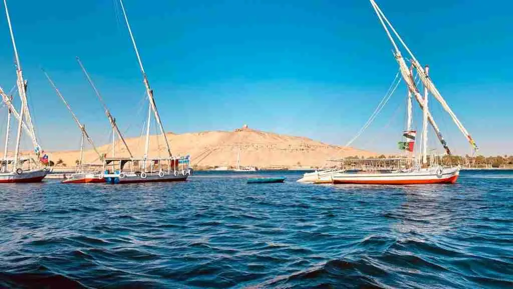 white and red boat on nile river during daytime : fun facts about the nile river