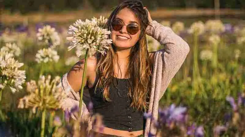 25 Interesting Facts About Y2K Fashion (Unveiled) 5 woman in black tank top part of Y2k crop tops fashion.