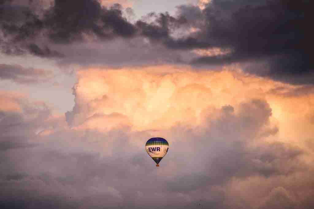 24 Fun Facts About the Mesosphere: The Meteors' Grand Stage 2 hot weather balloon under the clouds