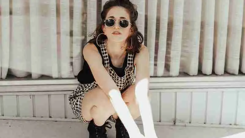 25 Interesting Facts About Y2K Fashion (Unveiled) 7 woman wearing gray and black dress