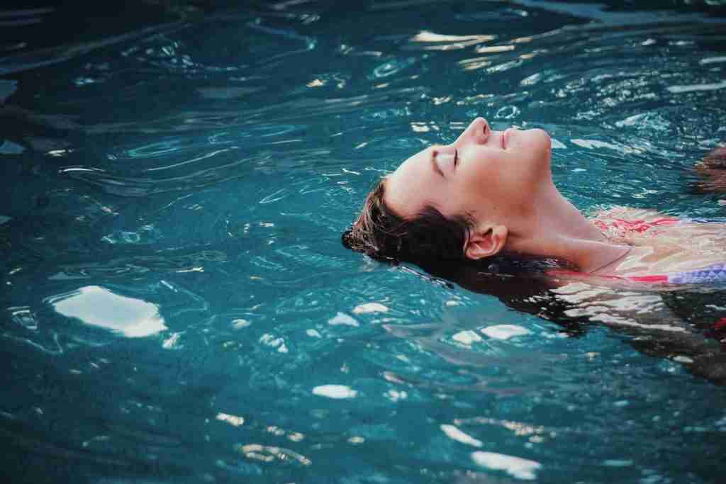22 Fun Facts About Swimming You Must Know 1 woman floating on body of water
