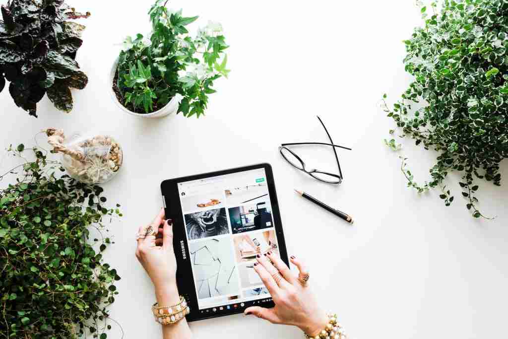 27 Fun Facts About Sunday: Weekend's Joyous Moments 4 person using black tablet computer : Fun Facts About Sunday
