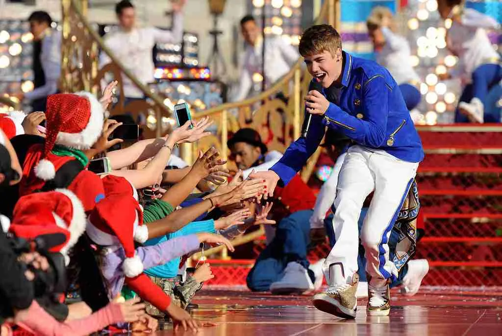 Fun Facts About Billie Eilish: Music, Style & Career Trivia 2 Justin Bieber singing in front of huge crowd