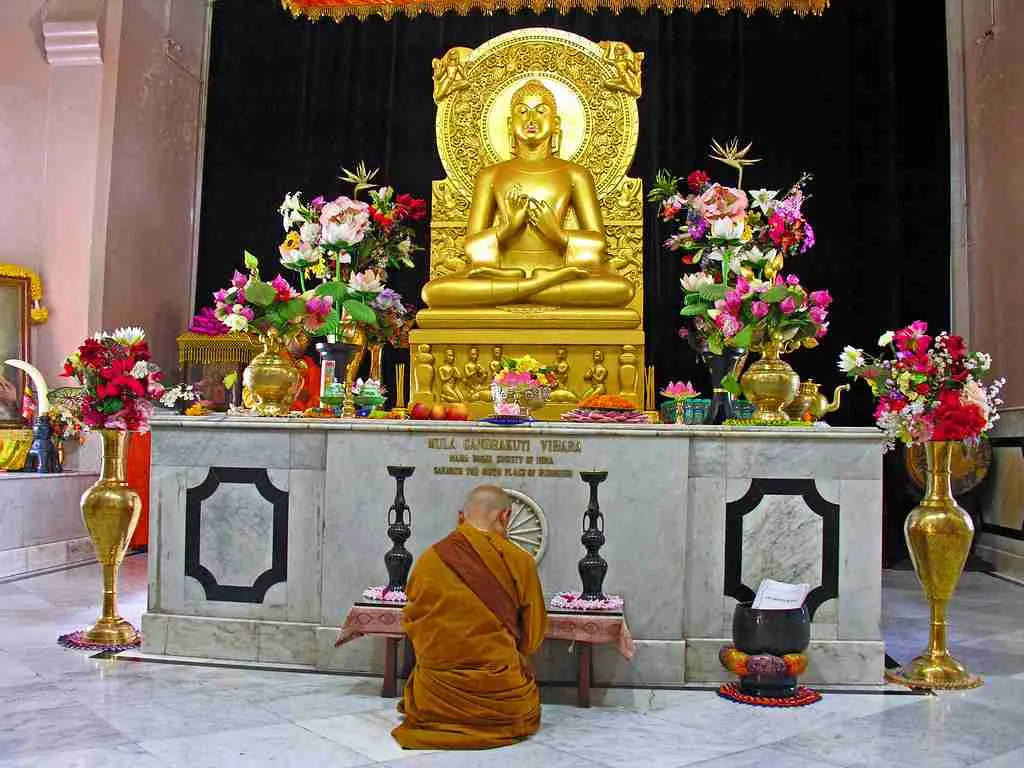 27 Interesting Facts About China You Never Knew 4 person praying.