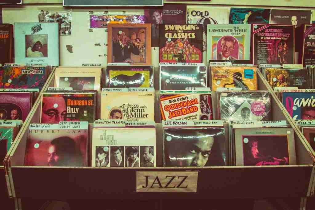 27 Fun Facts About USA | American Tales 2 assorted Jazz record sleeve lot on rack