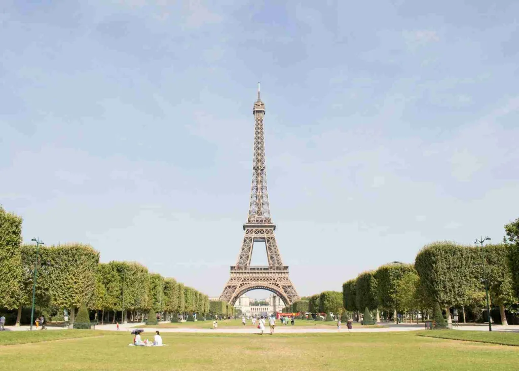 25 Fun Facts About Life You Need to Know 2 people gathering in front of Eiffel Tower