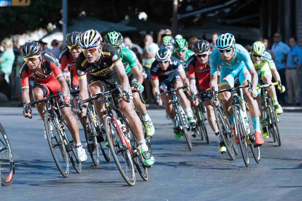 29 Fun Facts About French You Need to Know 5 group of men on cycling race