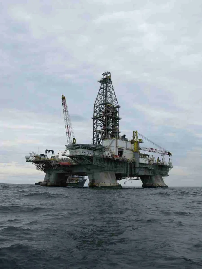 white and gray oil rig at daytime