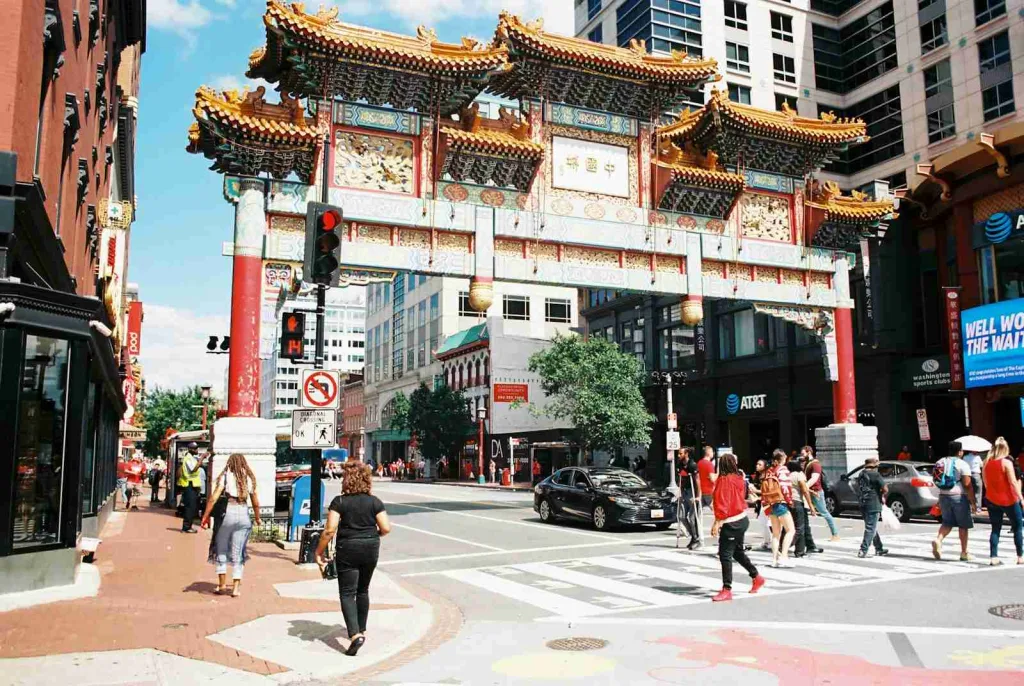 26 Fun Facts About Washington | The Evergreen State 5 people crossing road